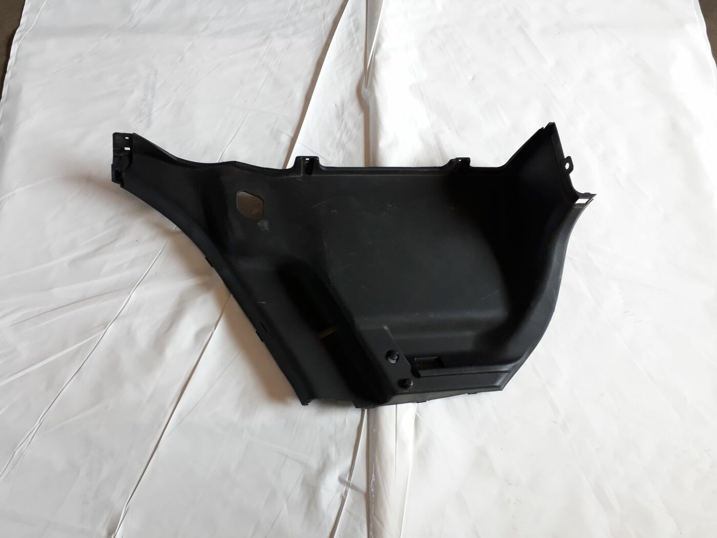 Bagāžnieka nodalījuma sānu apdare priekš HYUNDAI I20 2011