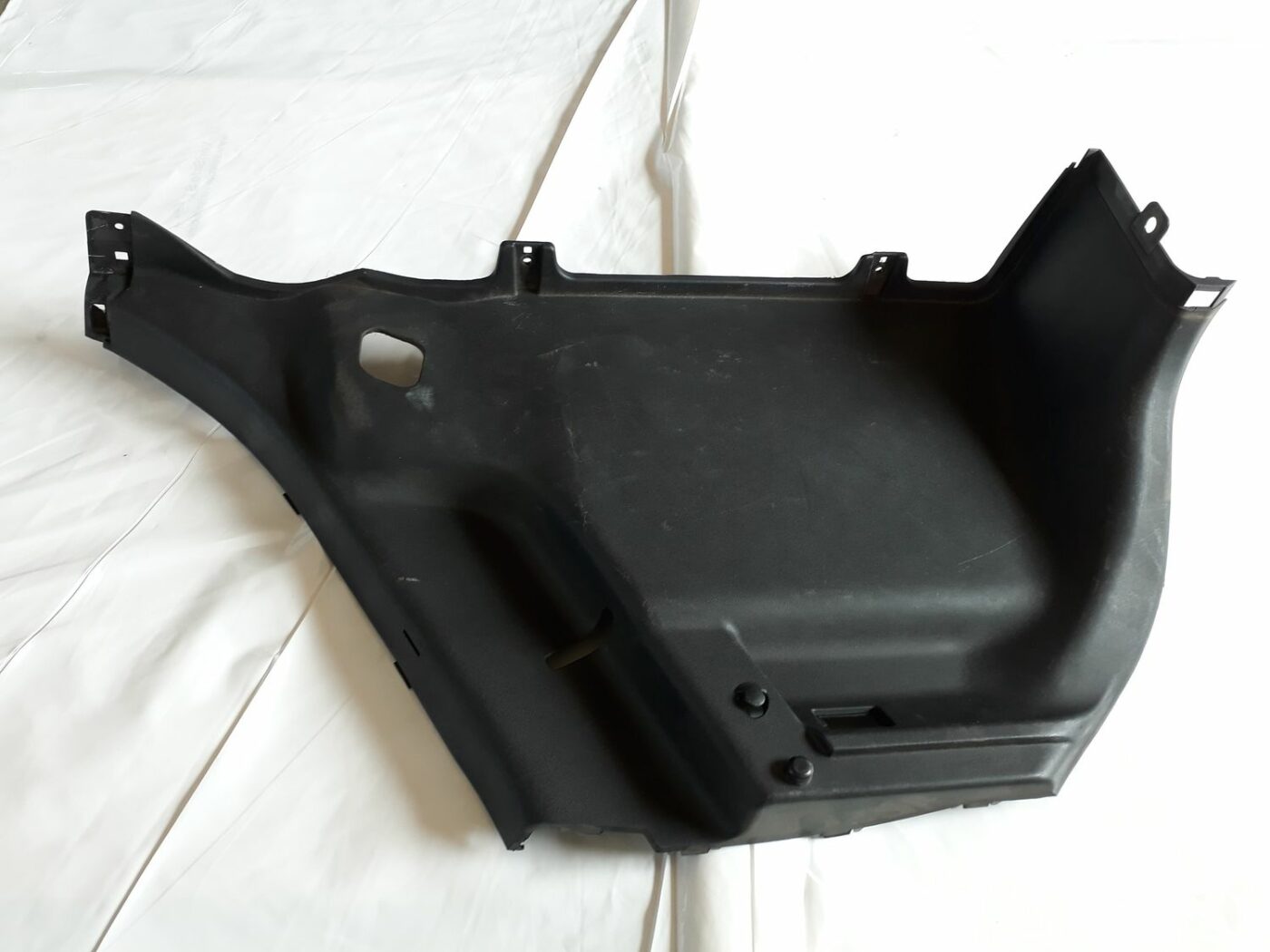 Bagāžnieka nodalījuma sānu apdare priekš HYUNDAI I20 2011