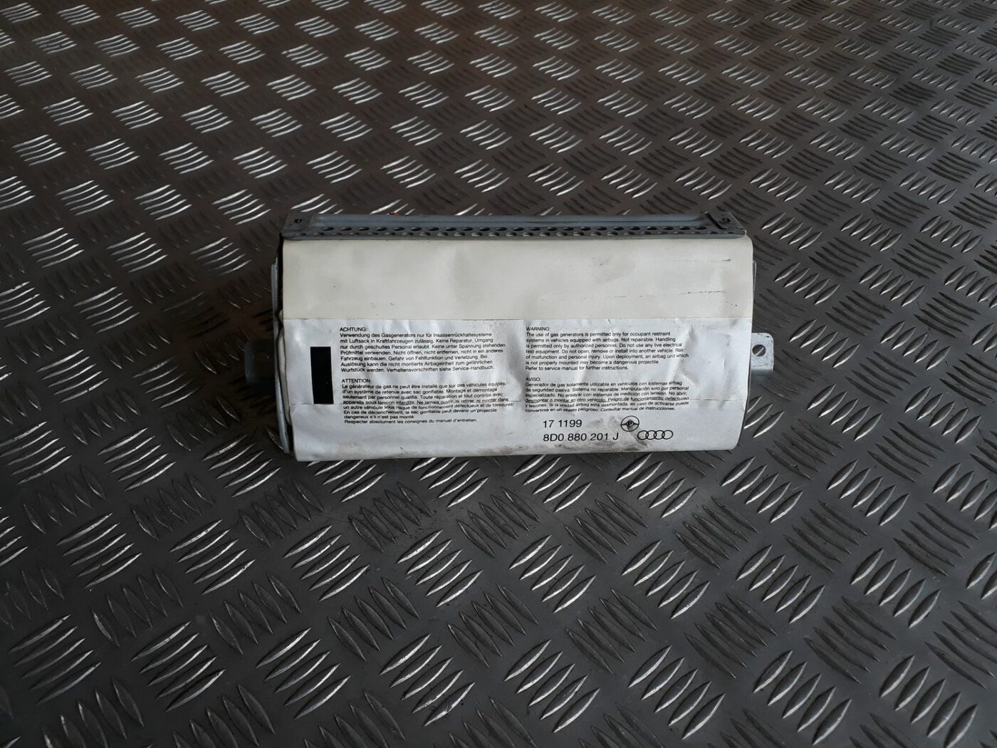 Mērinstrumentu paneļa drošības spilvens priekš AUDI A4 1999 1 Mērinstrumentu paneļa drošības spilvens priekš AUDI A4 1999