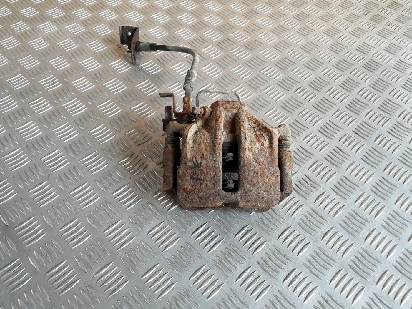 Priekšējais kreisais suports priekš AUDI A4 1999 1 Priekšējais kreisais suports priekš AUDI A4 1999