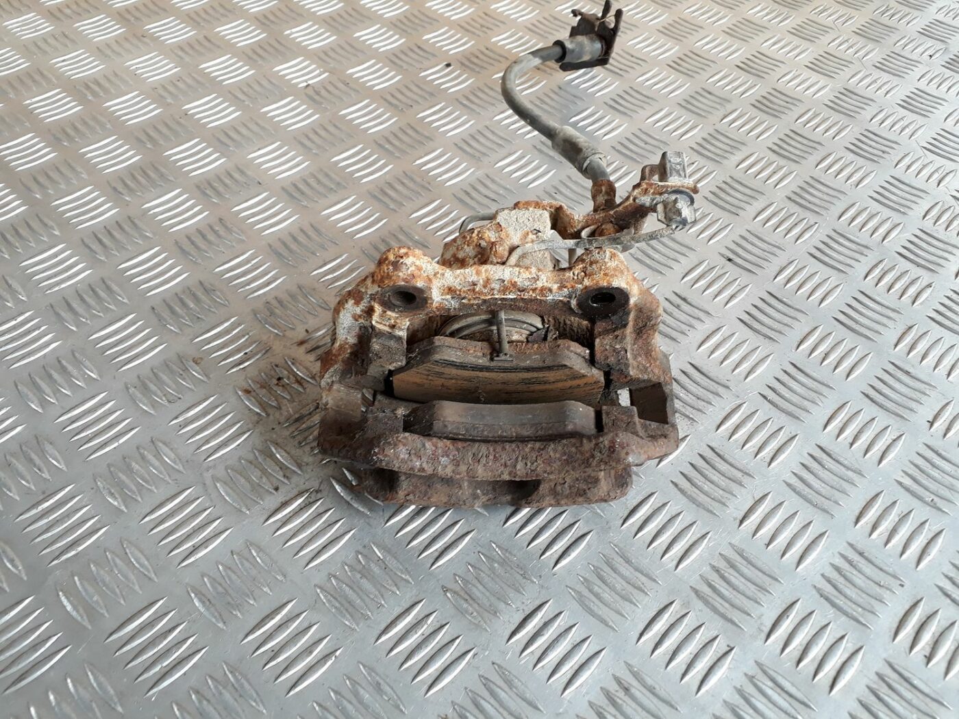 Priekšējais kreisais suports priekš AUDI A4 1999 7 Priekšējais kreisais suports priekš AUDI A4 1999