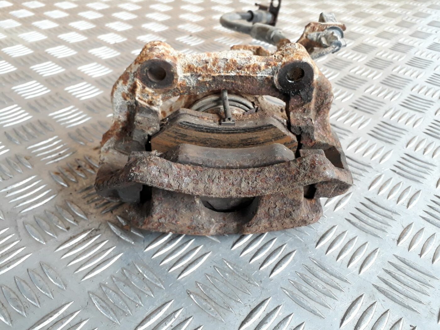 Priekšējais kreisais suports priekš AUDI A4 1999 6 Priekšējais kreisais suports priekš AUDI A4 1999