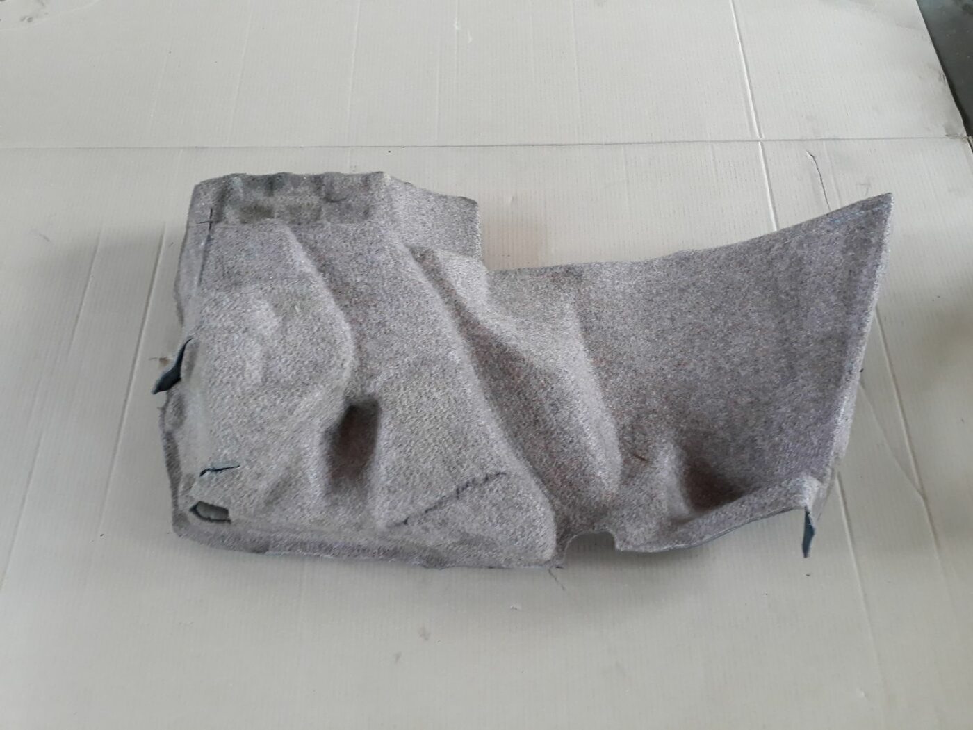 Bagāžnieka nodalījuma sānu apdare priekš AUDI A4 1999