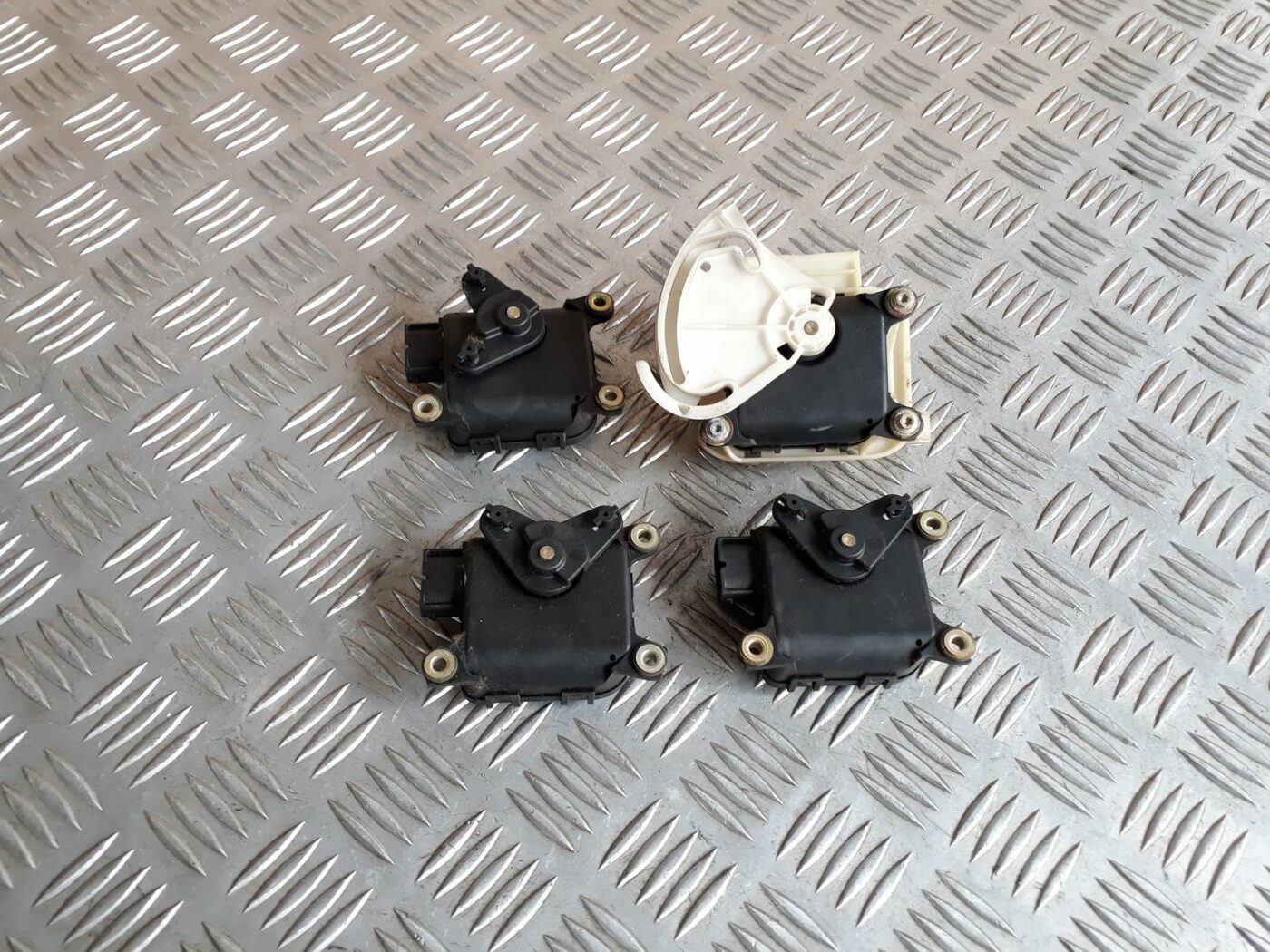 Apsildes sistēmas aktuators priekš AUDI A4 1999