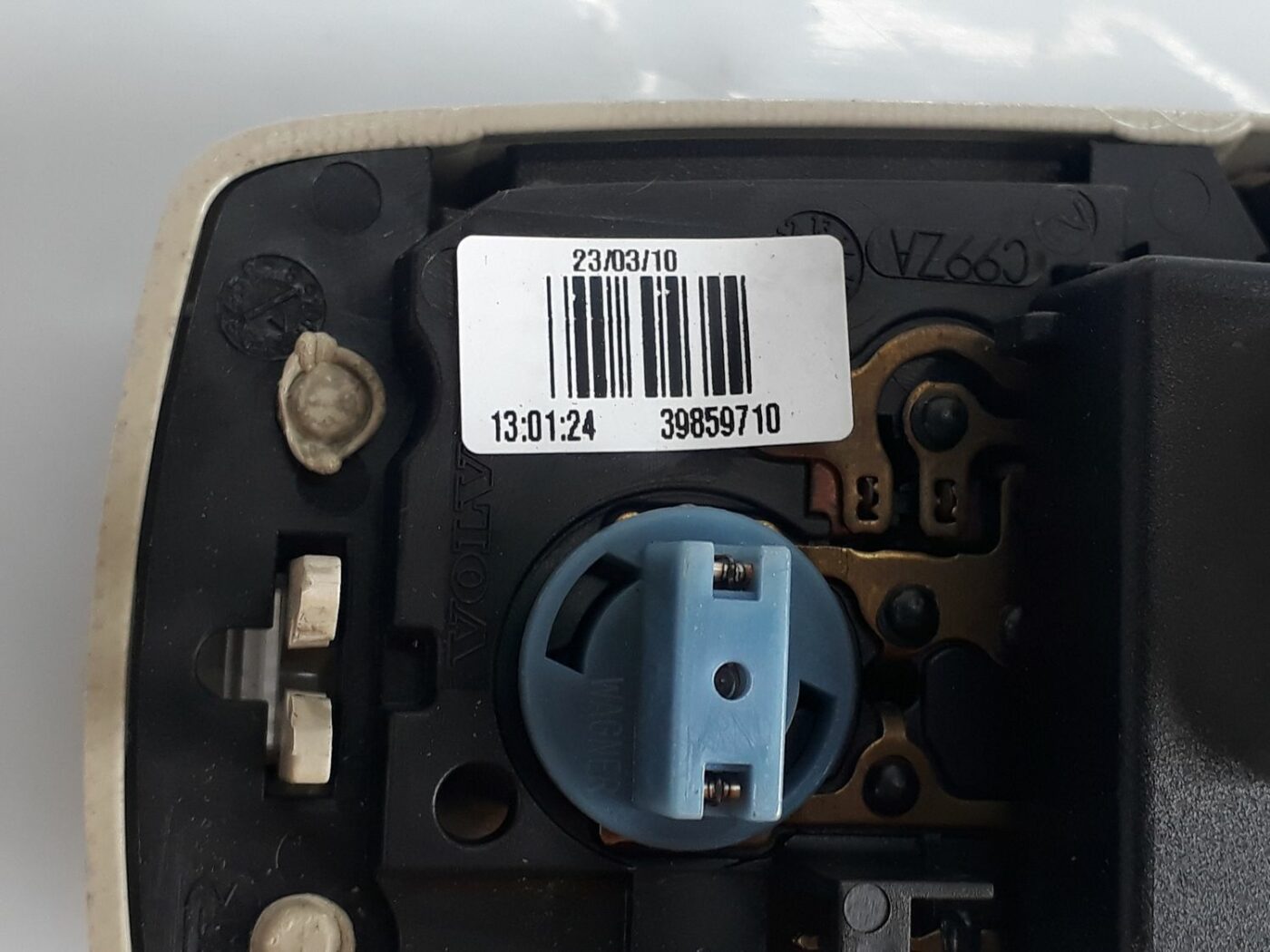 Aizmugurējo sēdvietu apgaismojums priekš VOLVO V70 2010 4 Aizmugurējo sēdvietu apgaismojums priekš VOLVO V70 2010