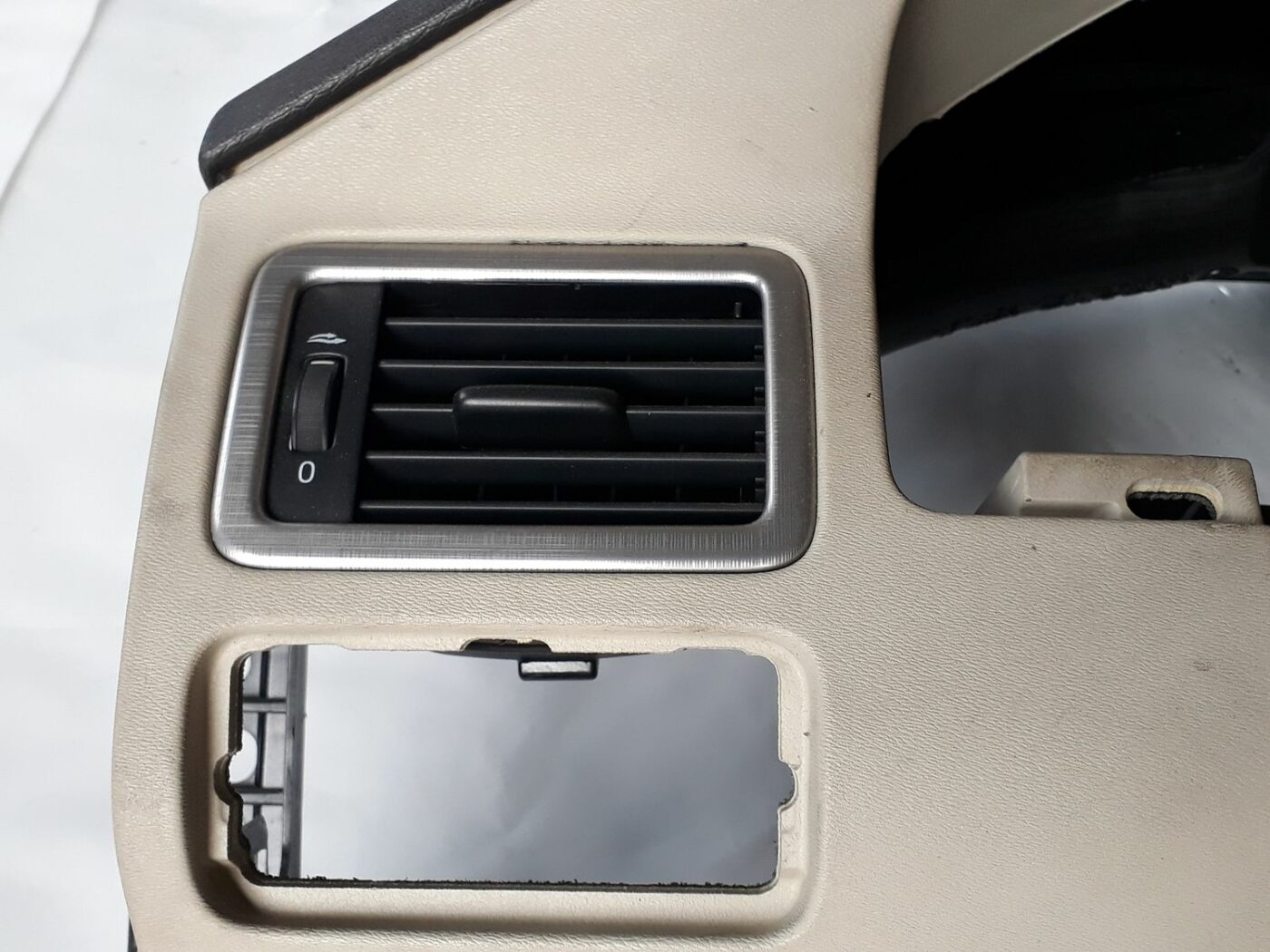 Mērinstrumentu panelis priekš VOLVO V70 2010 9 Mērinstrumentu panelis priekš VOLVO V70 2010