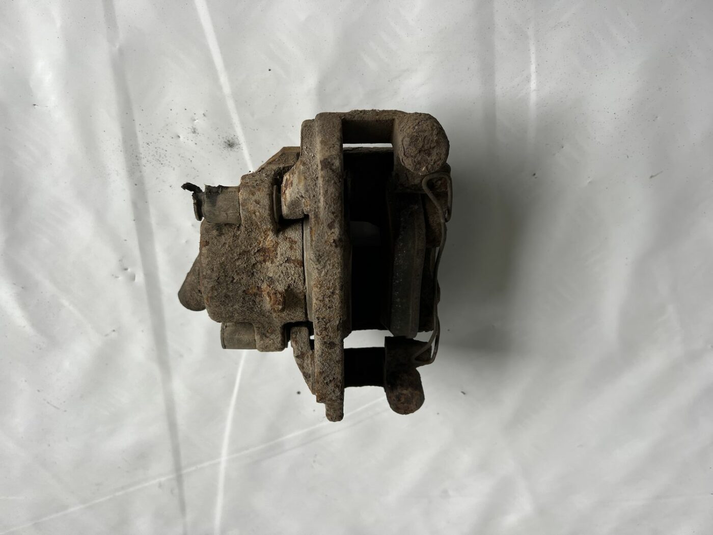 Priekšējais kreisais suports priekš VOLVO V70 2000 2 Priekšējais kreisais suports priekš VOLVO V70 2000