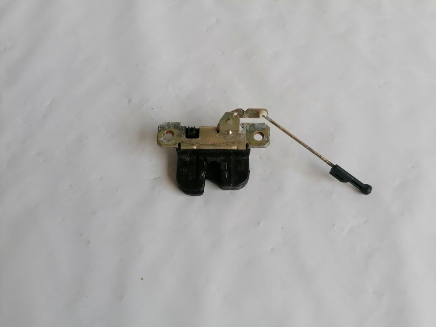 Bagāžnieka vāka slēdzene priekš VW NEW BEETLE 2001 2 Bagāžnieka vāka slēdzene priekš VW NEW BEETLE 2001