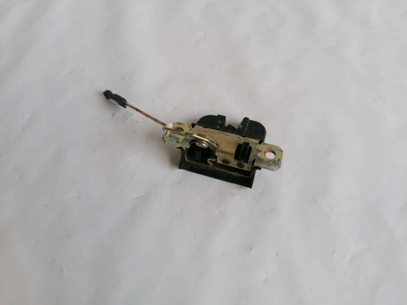 Bagāžnieka vāka slēdzene priekš VW NEW BEETLE 2001 4 Bagāžnieka vāka slēdzene priekš VW NEW BEETLE 2001