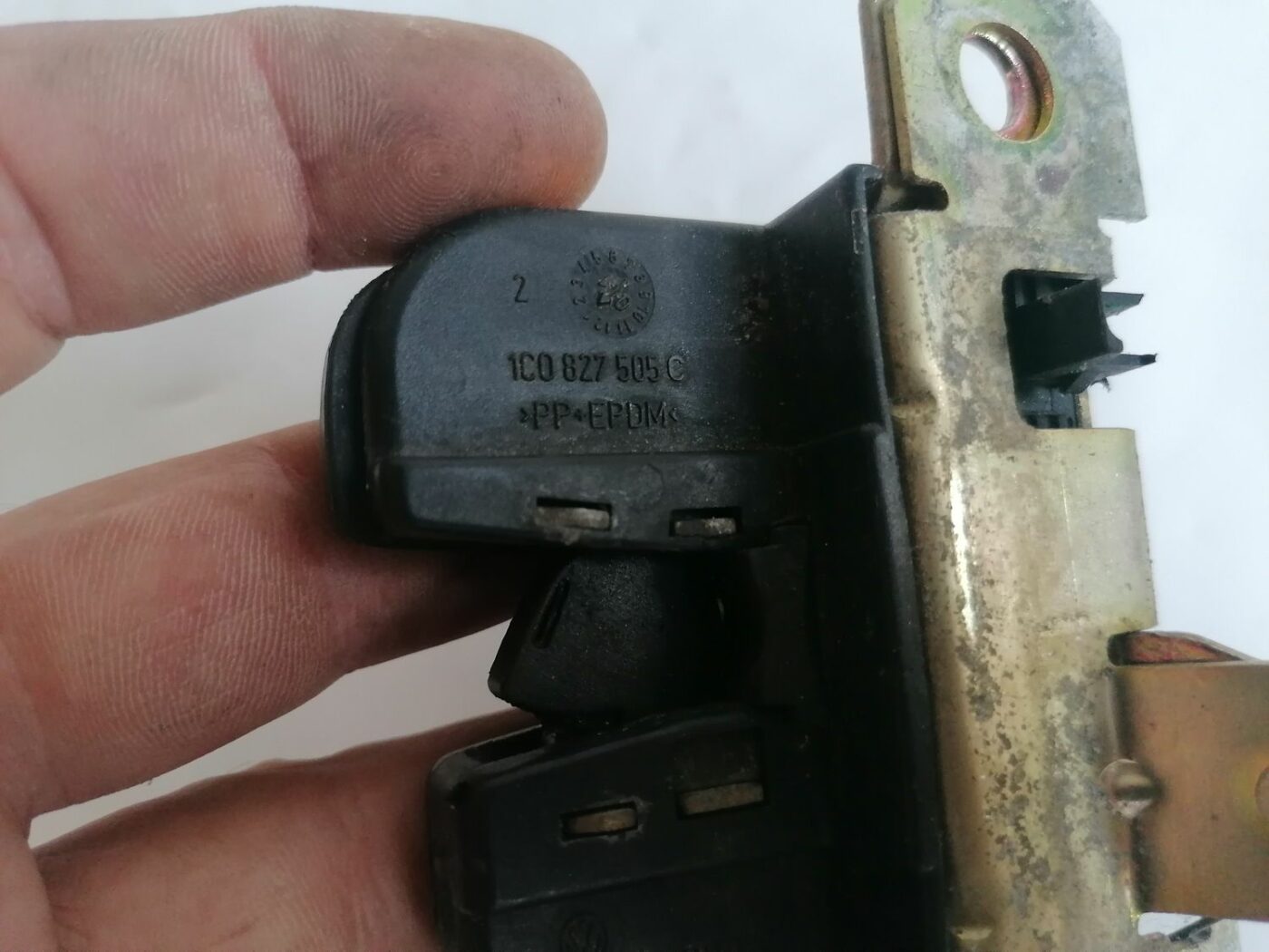 Bagāžnieka vāka slēdzene priekš VW NEW BEETLE 2001 3 Bagāžnieka vāka slēdzene priekš VW NEW BEETLE 2001