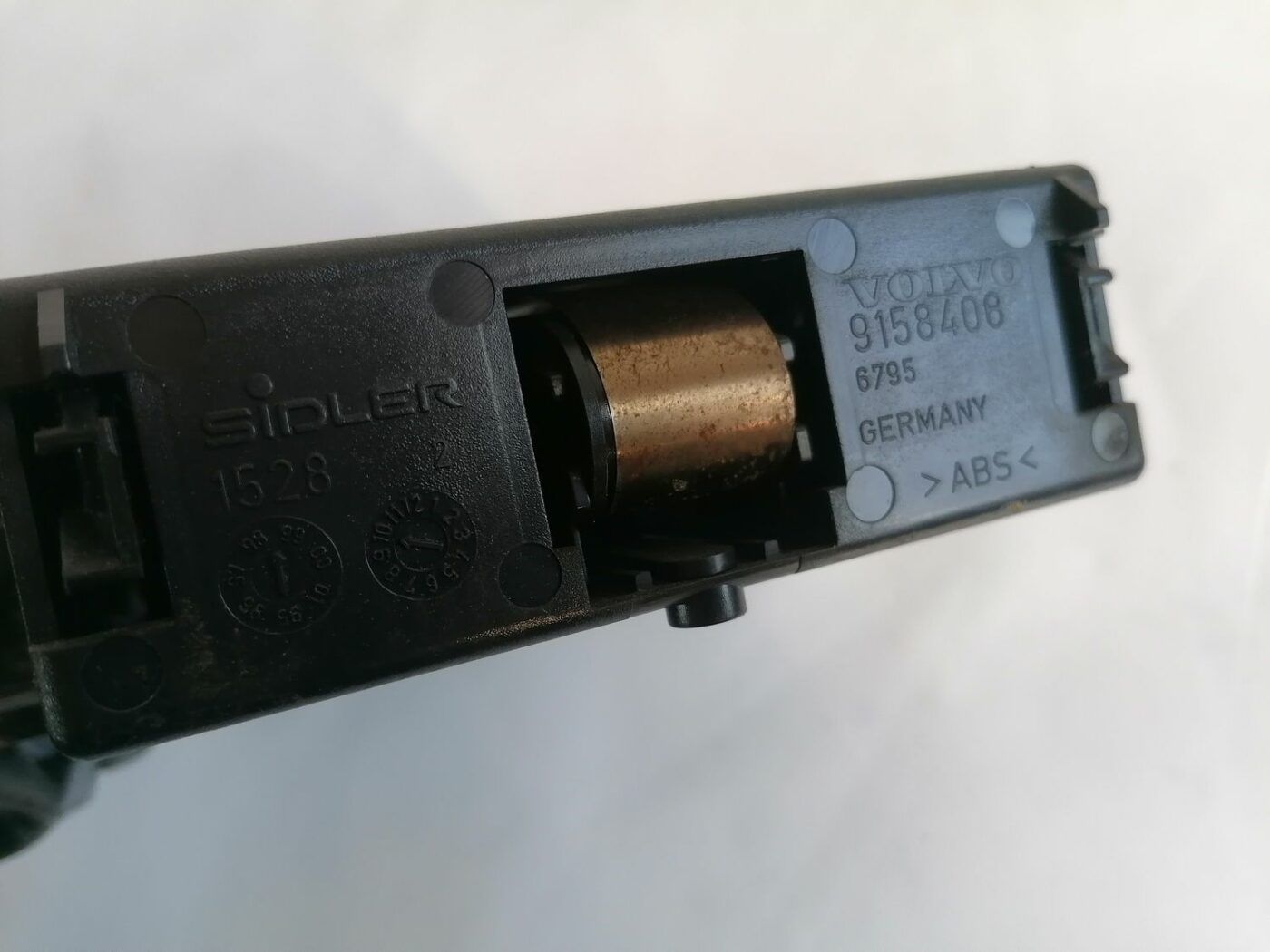 Pelnu trauks priekš VOLVO V70 2000 3 Pelnu trauks priekš VOLVO V70 2000