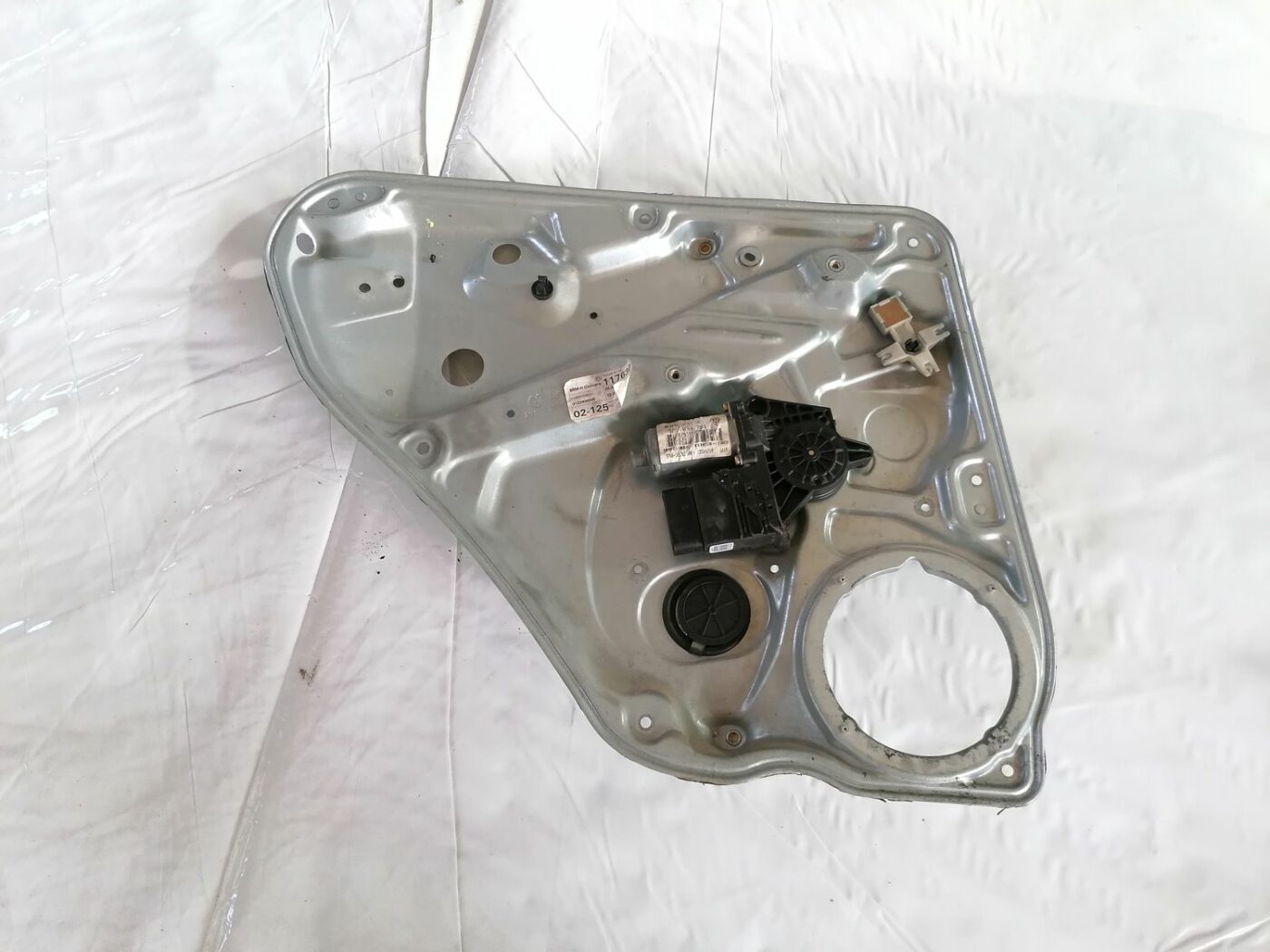 Stikla pacelšanas mehānisma panele priekš VW PASSAT 2003 UNIVERSAL BLUE 1 Stikla pacelšanas mehānisma panele priekš VW PASSAT 2003 UNIVERSAL BLUE