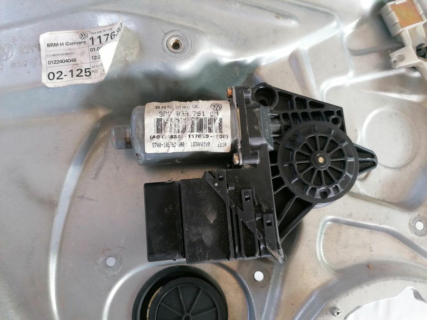 Stikla pacelšanas mehānisma panele priekš VW PASSAT 2003 UNIVERSAL BLUE 5 Stikla pacelšanas mehānisma panele priekš VW PASSAT 2003 UNIVERSAL BLUE