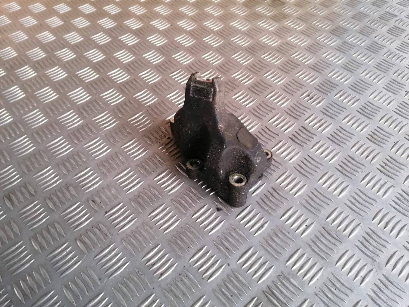 Dzinēja kronšteins priekš HONDA ACCORD 2003 SILVER 1 Dzinēja kronšteins priekš HONDA ACCORD 2003 SILVER