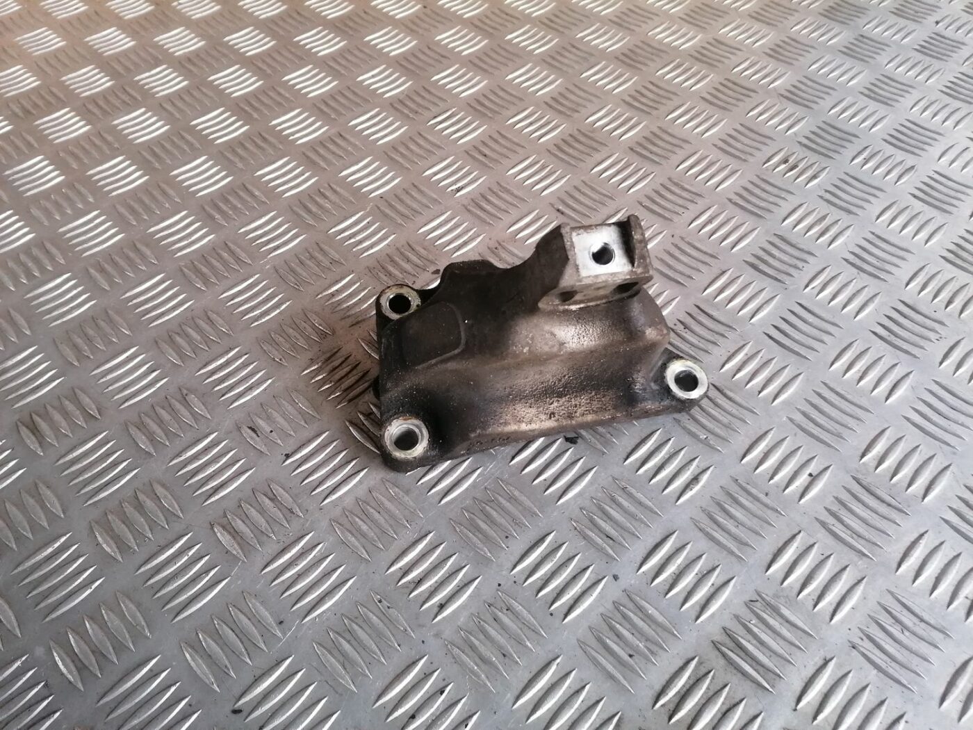 Dzinēja kronšteins priekš HONDA ACCORD 2003 SILVER 2 Dzinēja kronšteins priekš HONDA ACCORD 2003 SILVER