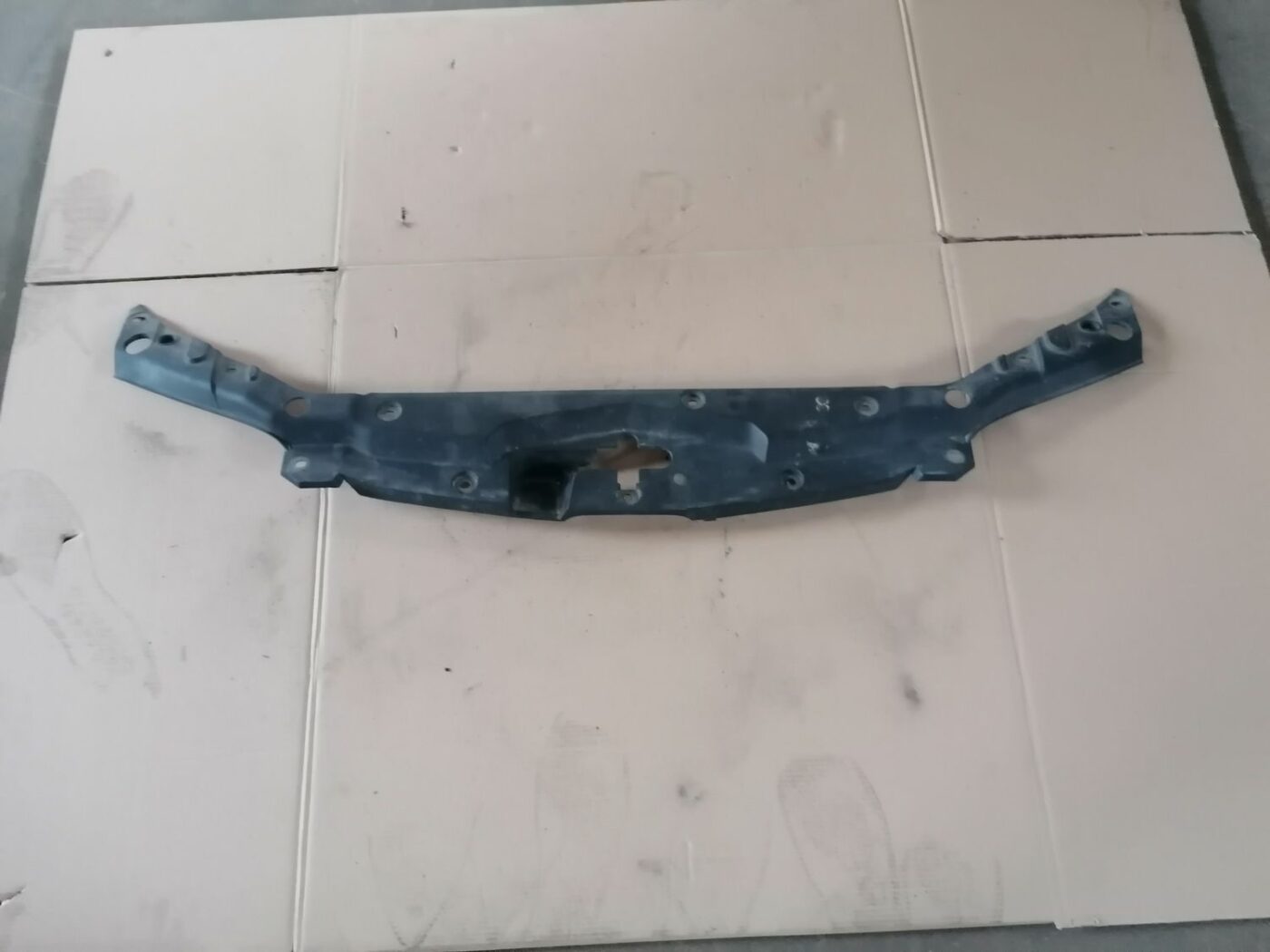 Priekšējā radiatora rāmja augšēja daļa priekš HONDA ACCORD 2003 SILVER 1 Priekšējā radiatora rāmja augšēja daļa priekš HONDA ACCORD 2003 SILVER