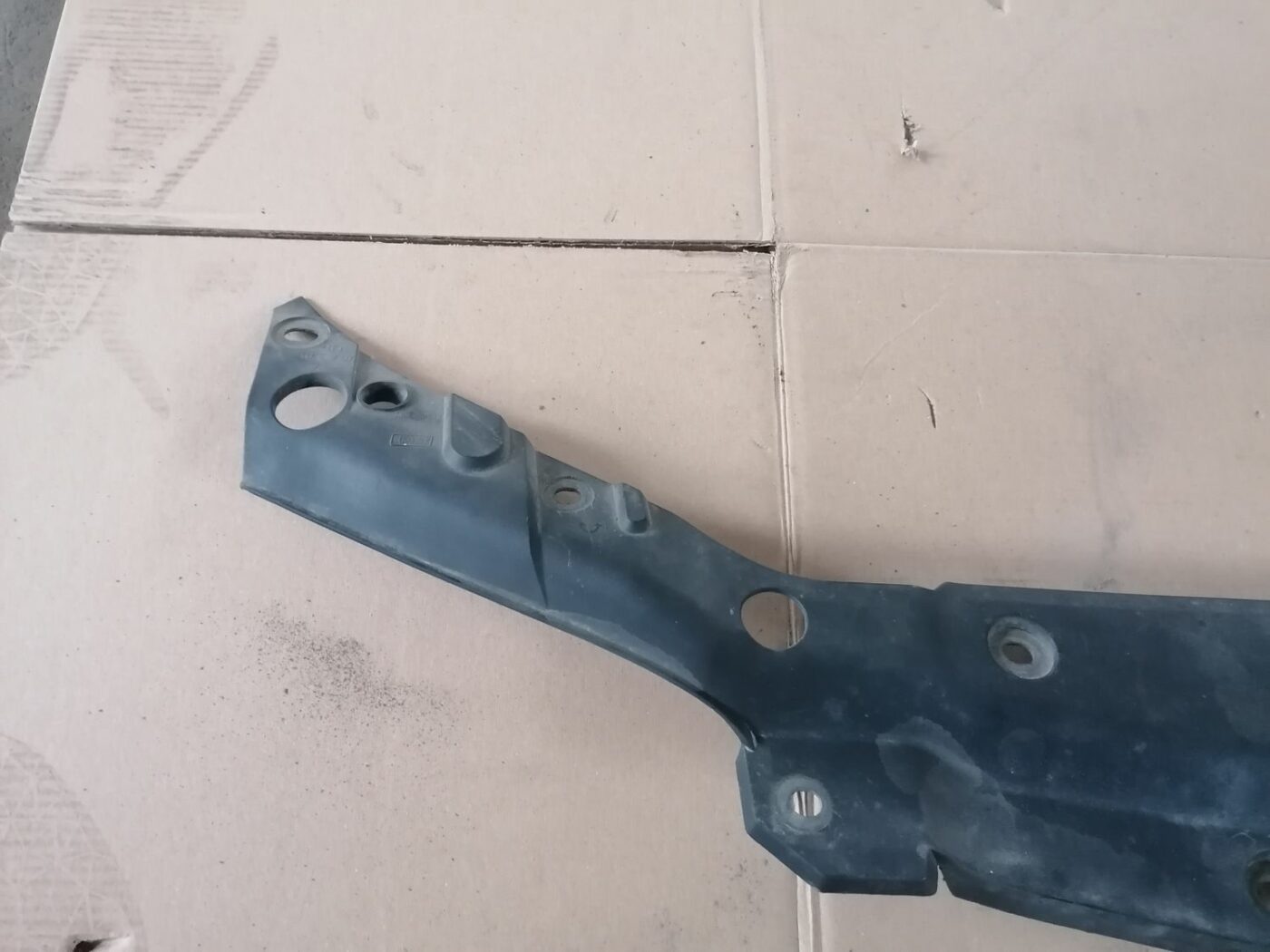 Priekšējā radiatora rāmja augšēja daļa priekš HONDA ACCORD 2003 SILVER 2 Priekšējā radiatora rāmja augšēja daļa priekš HONDA ACCORD 2003 SILVER