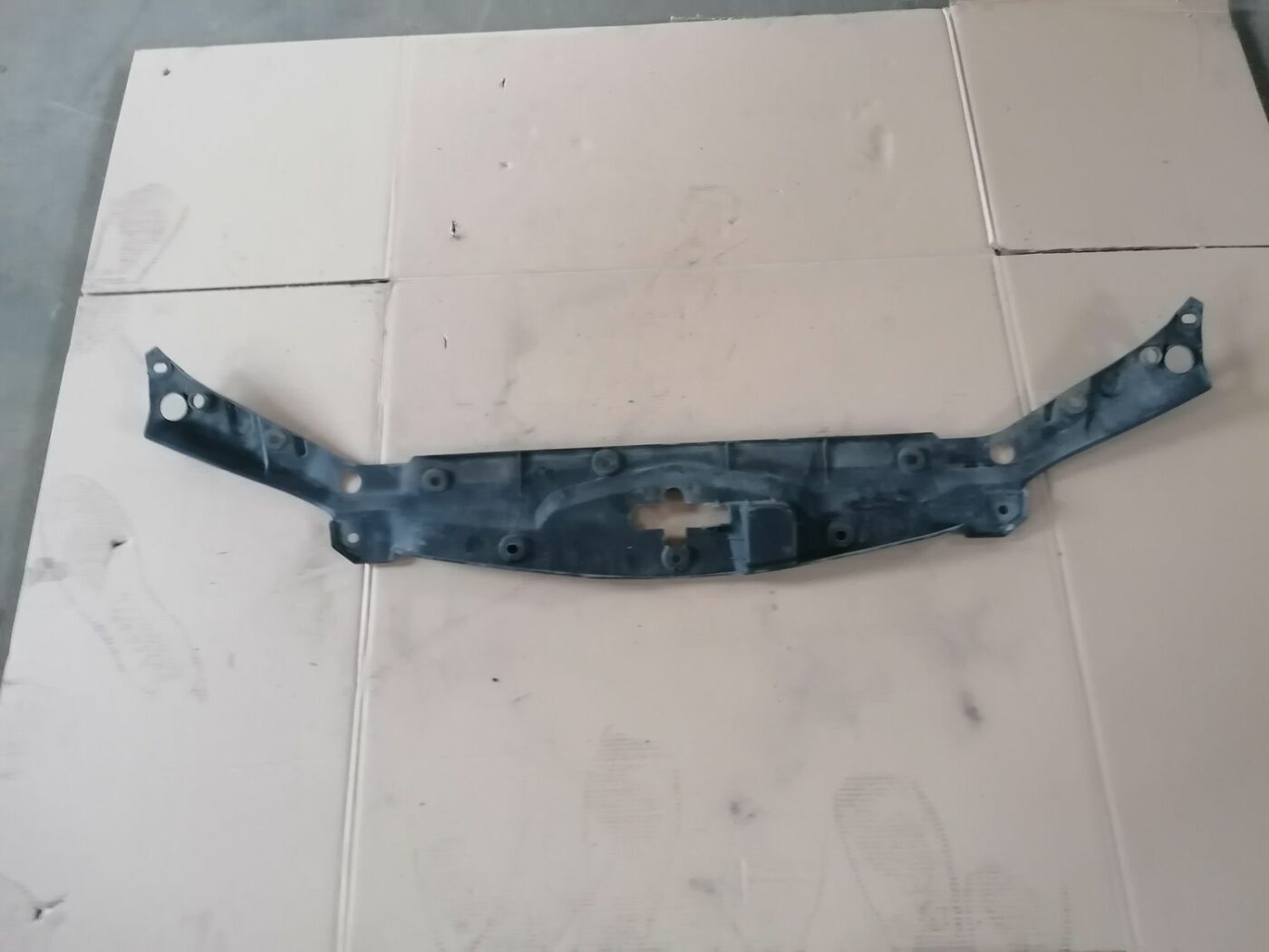 Priekšējā radiatora rāmja augšēja daļa priekš HONDA ACCORD 2003 SILVER 3 Priekšējā radiatora rāmja augšēja daļa priekš HONDA ACCORD 2003 SILVER