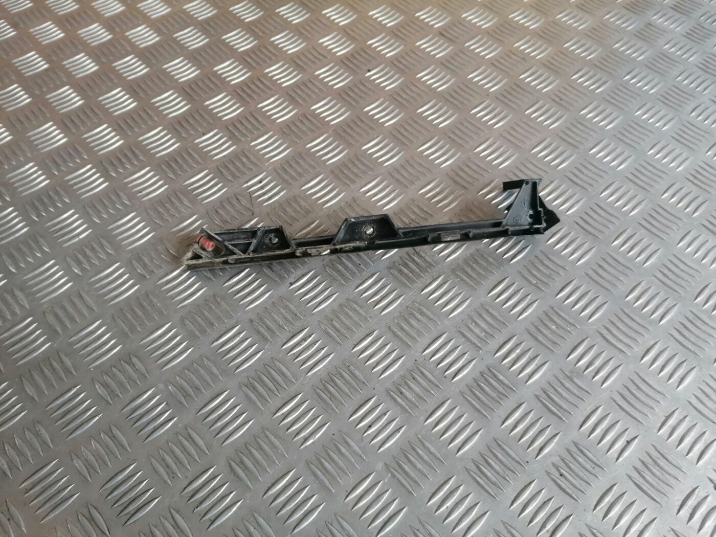 Priekšēja bufera kreisāis kronšteins priekš OPEL VECTRA C 2002 1 Priekšēja bufera kreisāis kronšteins priekš OPEL VECTRA C 2002