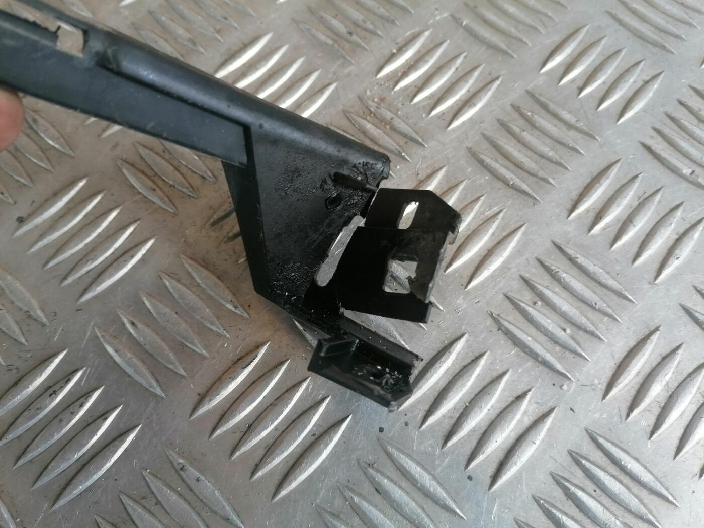 Priekšēja bufera kreisāis kronšteins priekš OPEL VECTRA C 2002 6 Priekšēja bufera kreisāis kronšteins priekš OPEL VECTRA C 2002