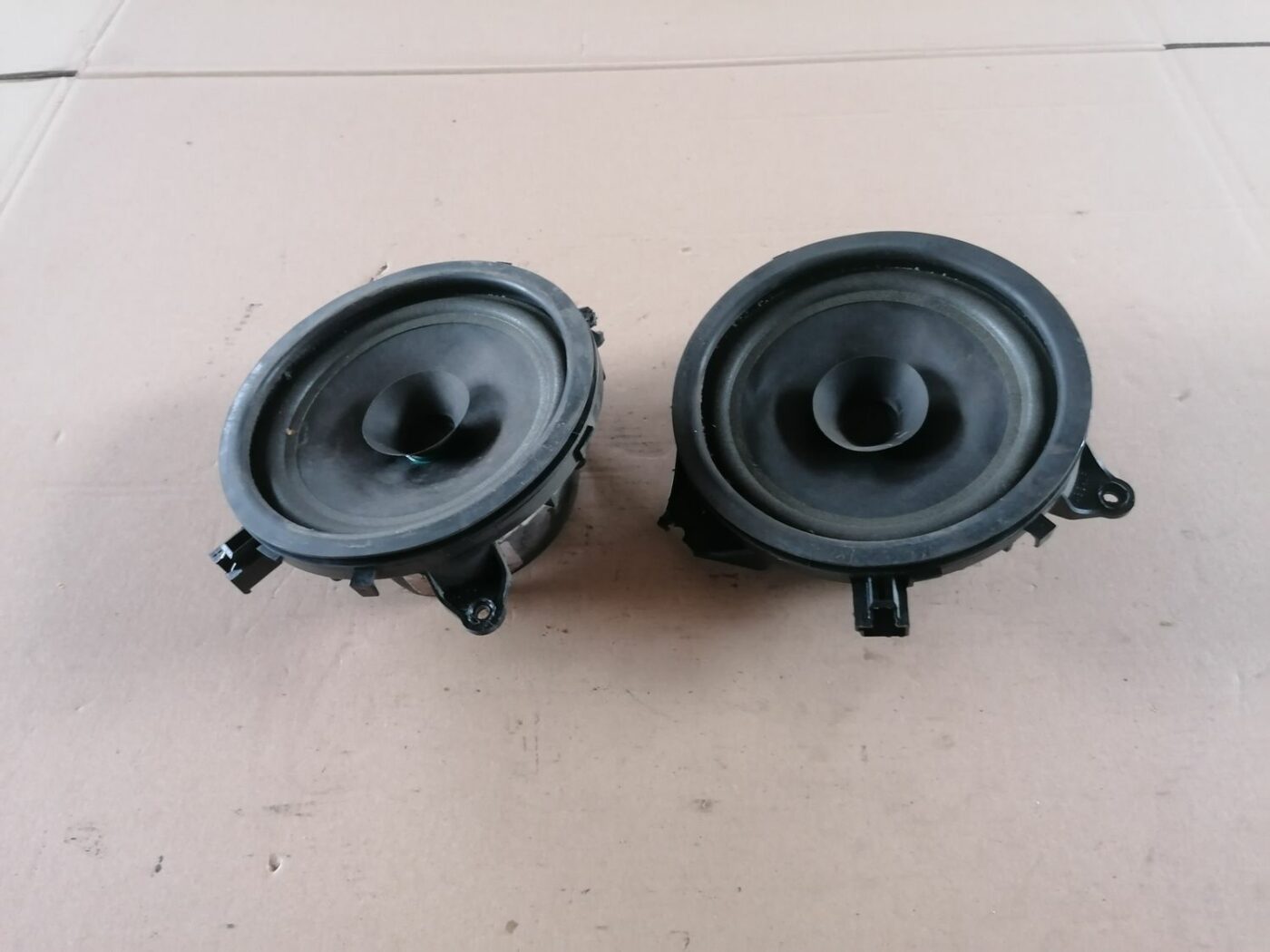 Durvju skaļrunis, apakšā priekš VOLVO S60 2004 2 Durvju skaļrunis, apakšā priekš VOLVO S60 2004