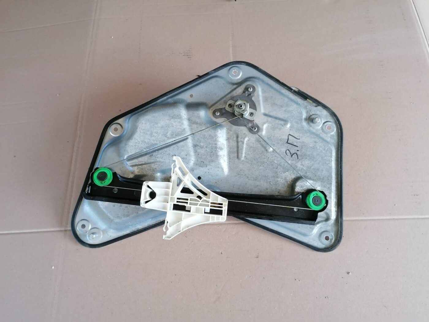 Stikla pacelšanas mehānisma panele priekš SKODA YETI 2012 1 Stikla pacelšanas mehānisma panele priekš SKODA YETI 2012