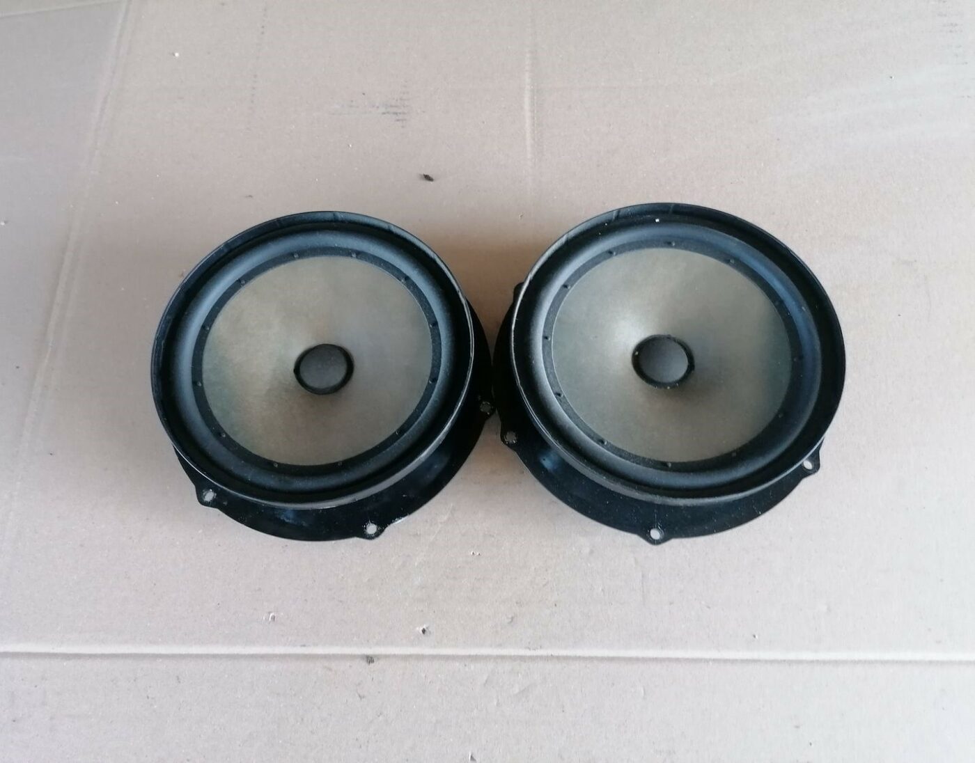 Durvju skaļrunis, apakšā priekš SKODA YETI 2012 2 Durvju skaļrunis, apakšā priekš SKODA YETI 2012