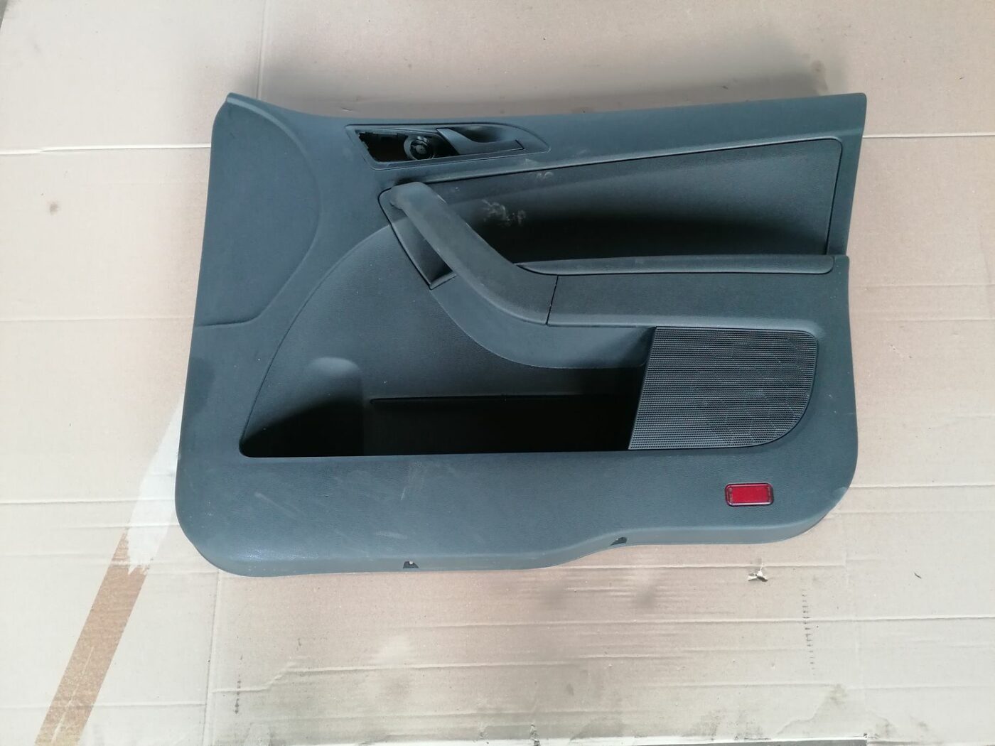 Aizmugurējo labo durvju apdare priekš SKODA YETI 2012 1 Aizmugurējo labo durvju apdare priekš SKODA YETI 2012