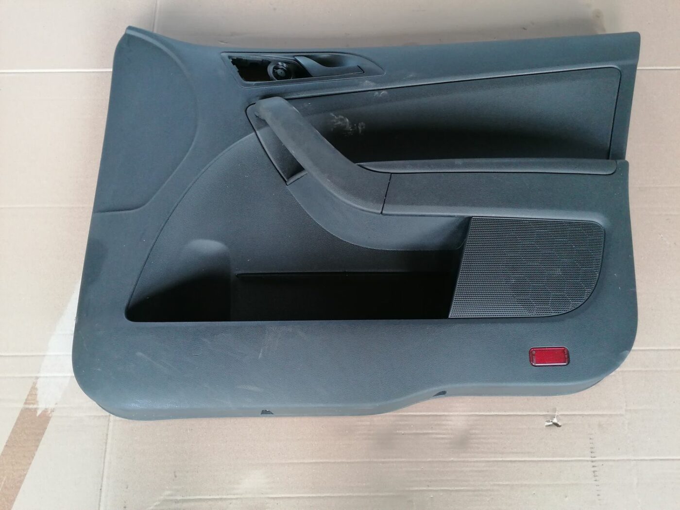 Aizmugurējo labo durvju apdare priekš SKODA YETI 2012 2 Aizmugurējo labo durvju apdare priekš SKODA YETI 2012