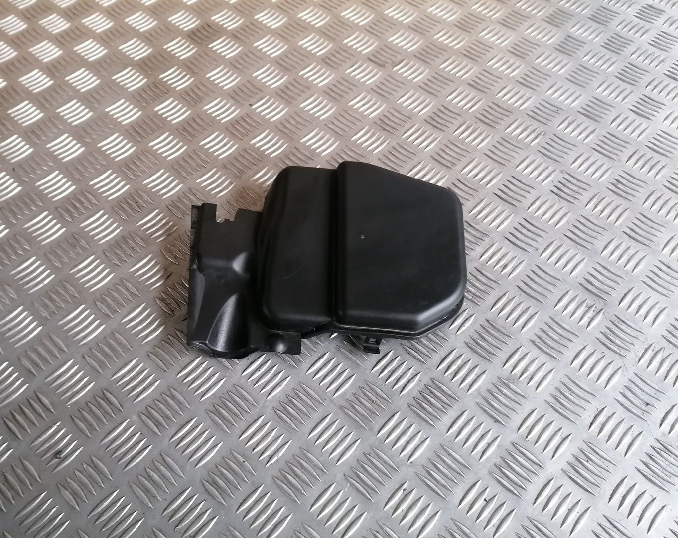 Ieplūdes gaisa deflektors, pa labi priekš BMW 1 E87 2007 GRAPHITE 1 Ieplūdes gaisa deflektors, pa labi priekš BMW 1 E87 2007 GRAPHITE