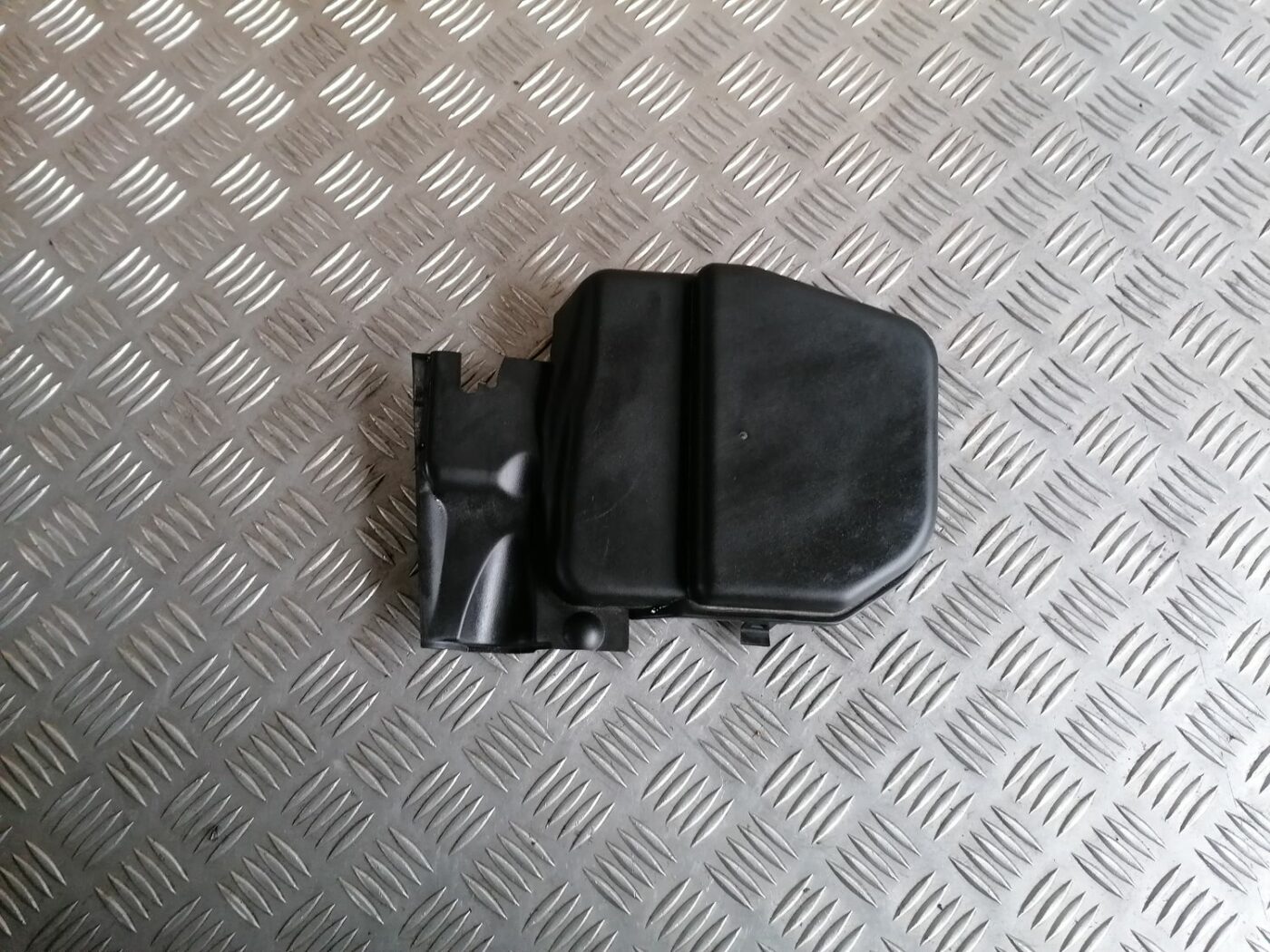 Ieplūdes gaisa deflektors, pa labi priekš BMW 1 E87 2007 GRAPHITE 2 Ieplūdes gaisa deflektors, pa labi priekš BMW 1 E87 2007 GRAPHITE