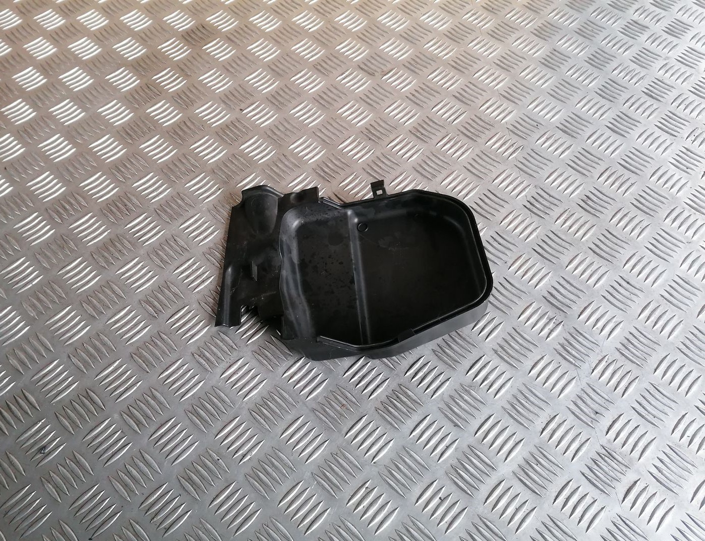 Ieplūdes gaisa deflektors, pa labi priekš BMW 1 E87 2007 GRAPHITE 3 Ieplūdes gaisa deflektors, pa labi priekš BMW 1 E87 2007 GRAPHITE