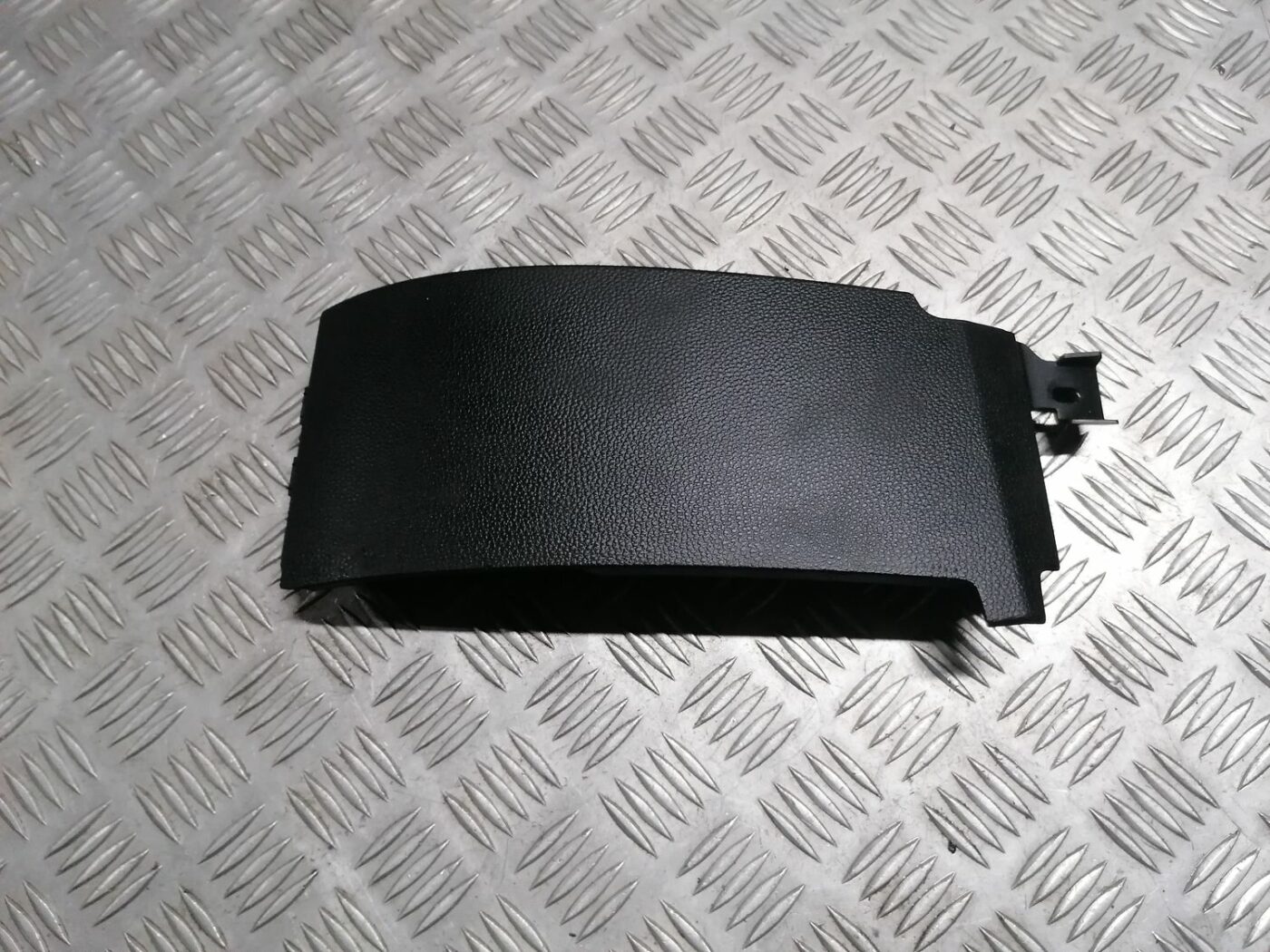 Stūres statnes putekļu aizsargs (salonā) priekš BMW 1 E87 2007 GRAPHITE 2 Stūres statnes putekļu aizsargs (salonā) priekš BMW 1 E87 2007 GRAPHITE