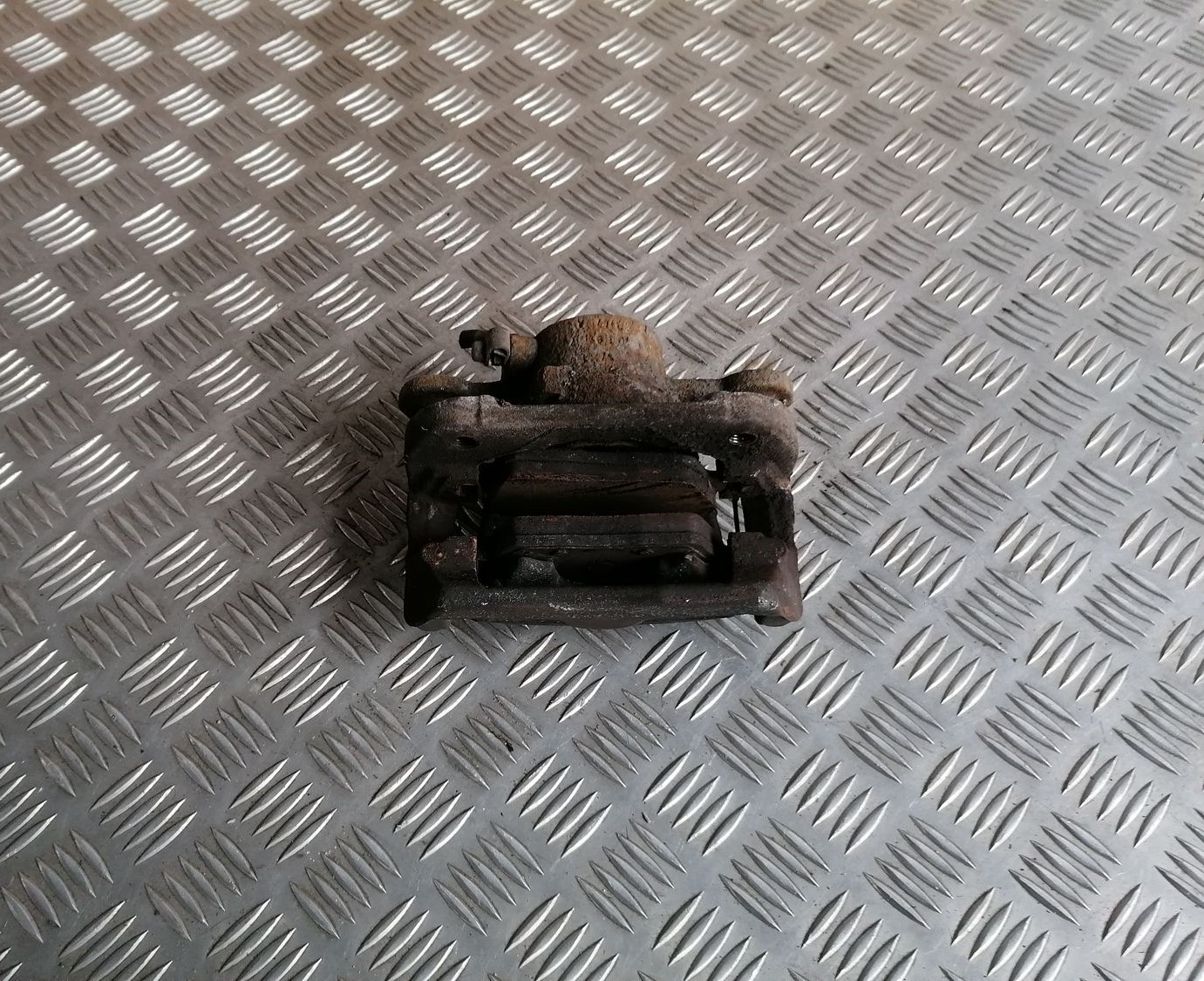 Priekšējais labais suports priekš BMW 1 E87 2007 GRAPHITE 4 Priekšējais labais suports priekš BMW 1 E87 2007 GRAPHITE