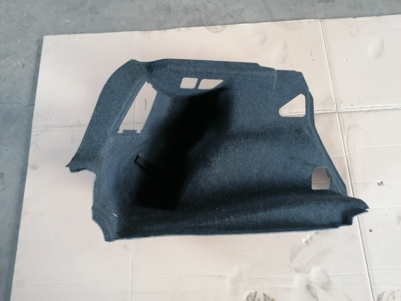 Bagāžnieka nodalījuma sānu apdare priekš BMW 1 E87 2007 GRAPHITE 1 Bagāžnieka nodalījuma sānu apdare priekš BMW 1 E87 2007 GRAPHITE