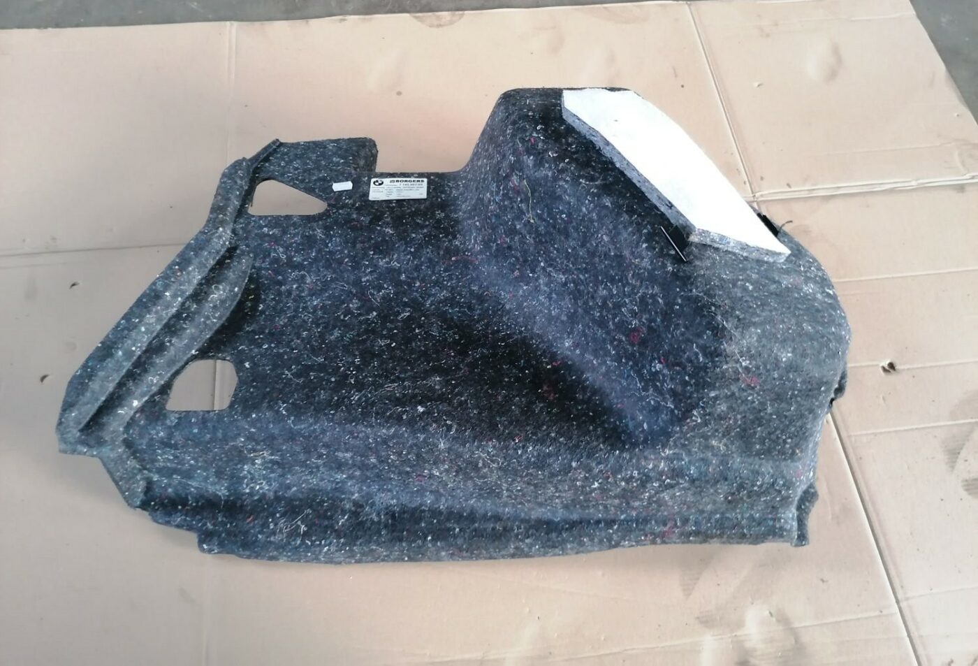 Bagāžnieka nodalījuma sānu apdare priekš BMW 1 E87 2007 GRAPHITE 4 Bagāžnieka nodalījuma sānu apdare priekš BMW 1 E87 2007 GRAPHITE