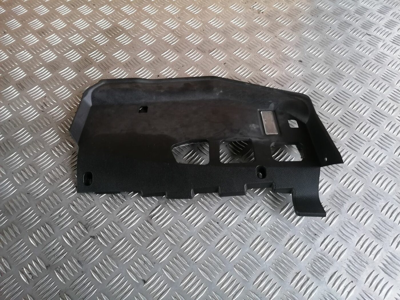 Mērinstrumentu paneļa apakšēja apdare priekš BMW 1 E87 2007 GRAPHITE 1 Mērinstrumentu paneļa apakšēja apdare priekš BMW 1 E87 2007 GRAPHITE