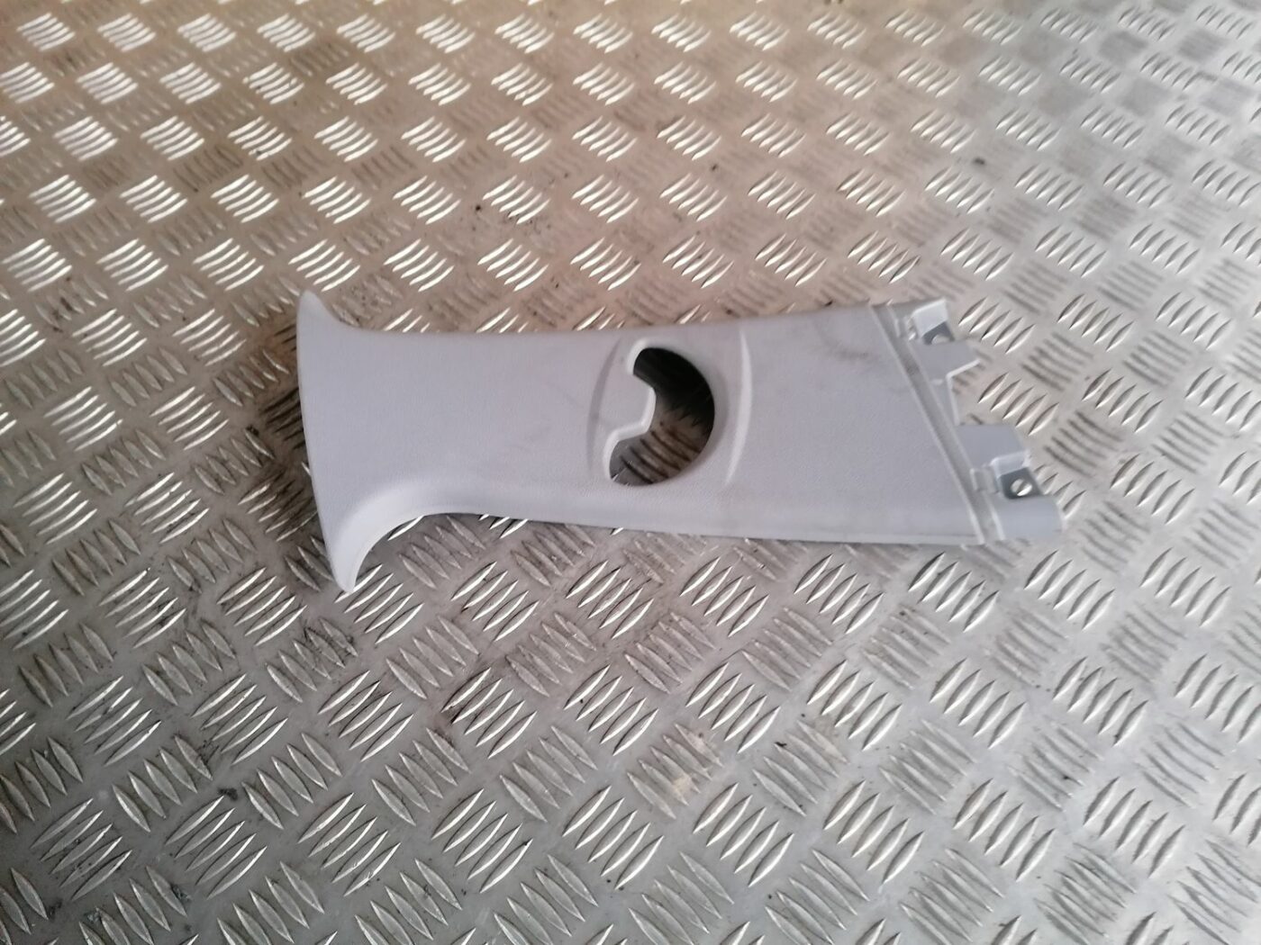 Vidējas salona statnes apdare priekš BMW 1 E87 2007 GRAPHITE 1 Vidējas salona statnes apdare priekš BMW 1 E87 2007 GRAPHITE