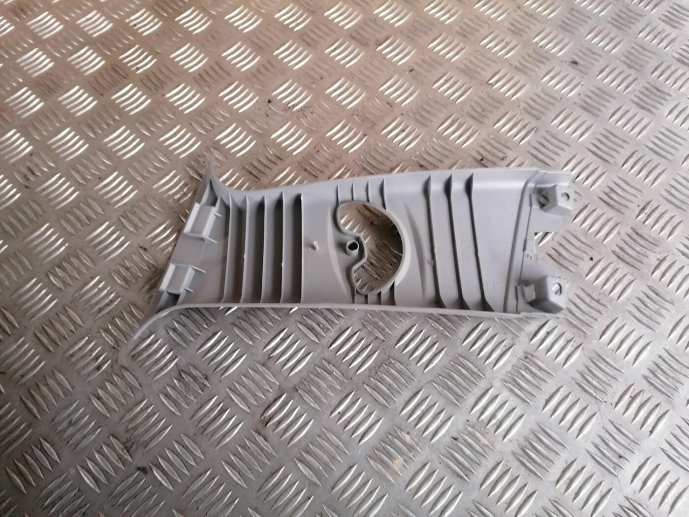 Vidējas salona statnes apdare priekš BMW 1 E87 2007 GRAPHITE 4 Vidējas salona statnes apdare priekš BMW 1 E87 2007 GRAPHITE