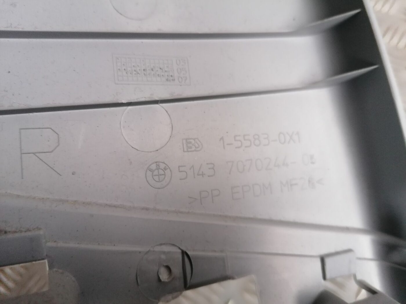 Vidējas salona statnes apdare priekš BMW 1 E87 2007 GRAPHITE 3 Vidējas salona statnes apdare priekš BMW 1 E87 2007 GRAPHITE