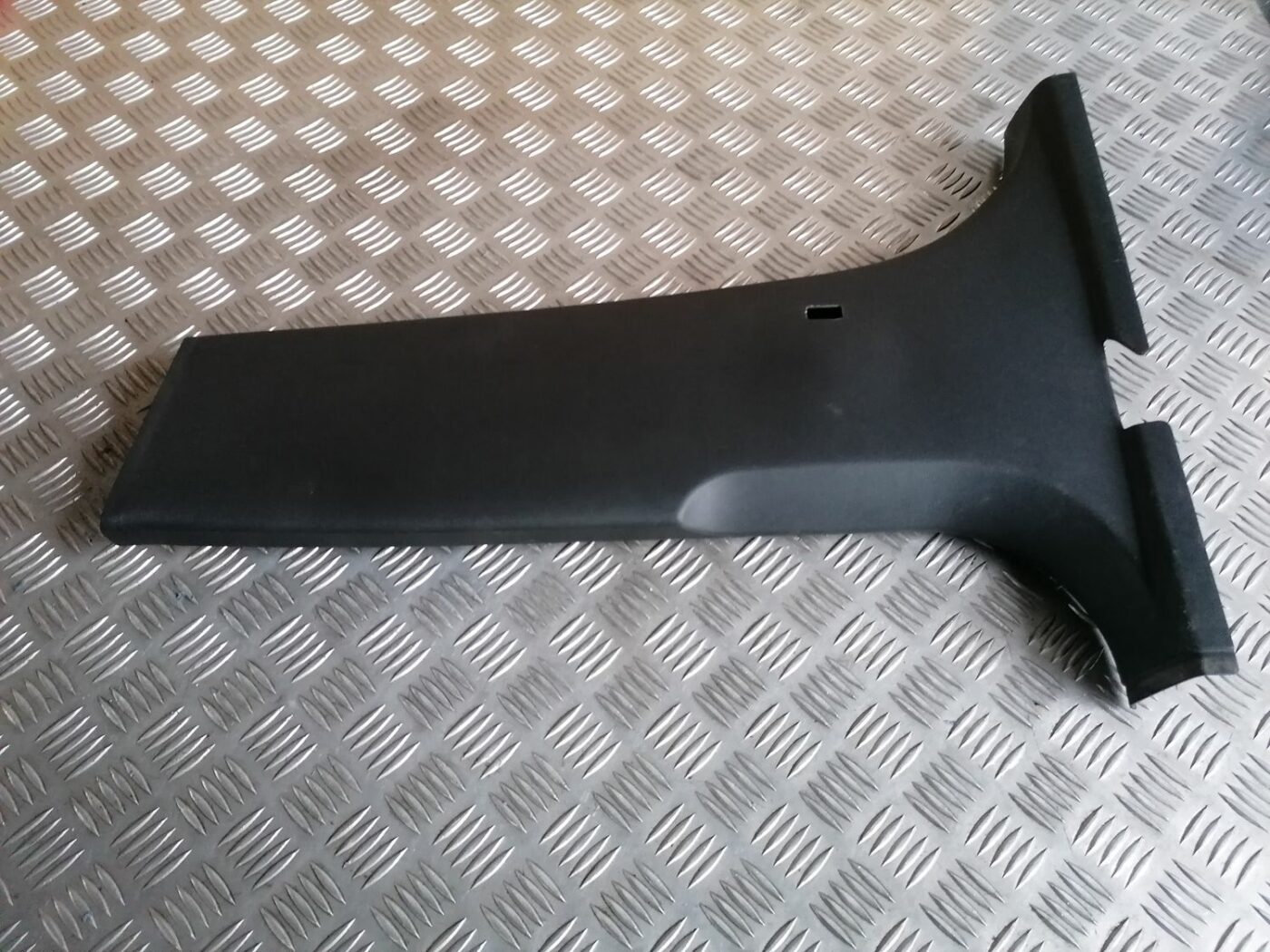 Vidējas salona statnes apdare priekš SKODA OCTAVIA 2012