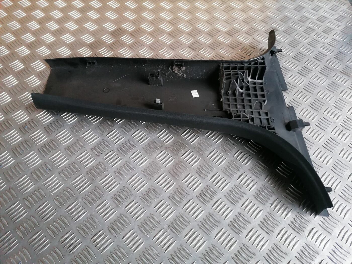 Vidējas salona statnes apdare priekš SKODA OCTAVIA 2012