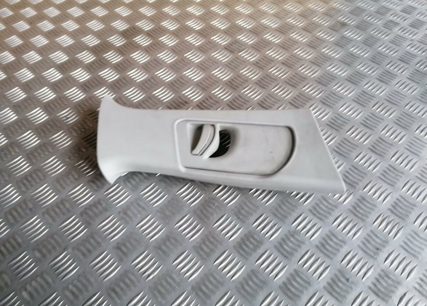 Vidējas salona statnes apdare priekš SKODA OCTAVIA 2012 1 Vidējas salona statnes apdare priekš SKODA OCTAVIA 2012