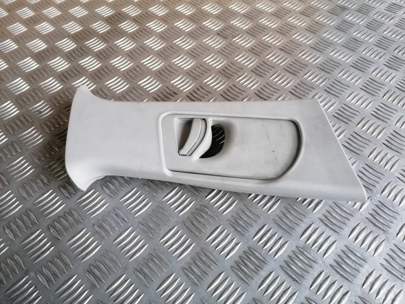 Vidējas salona statnes apdare priekš SKODA OCTAVIA 2012 2 Vidējas salona statnes apdare priekš SKODA OCTAVIA 2012