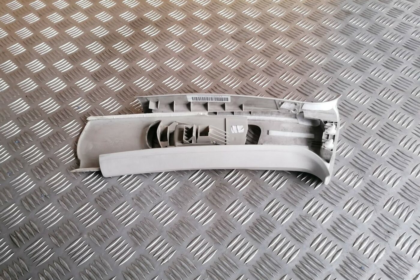 Vidējas salona statnes apdare priekš SKODA OCTAVIA 2012 4 Vidējas salona statnes apdare priekš SKODA OCTAVIA 2012