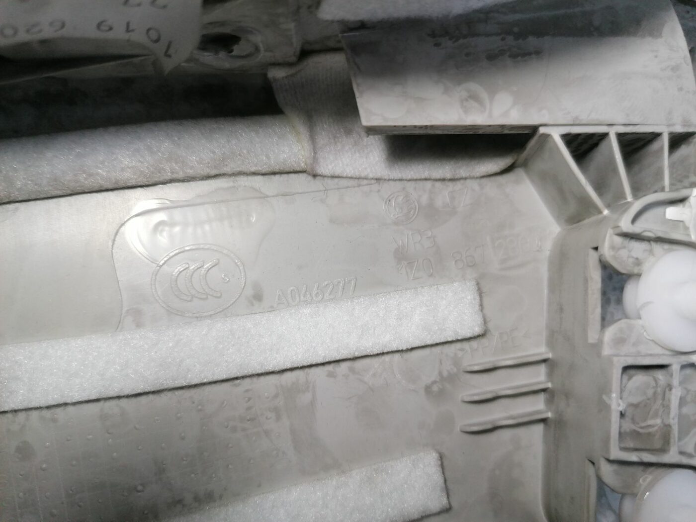 Vidējas salona statnes apdare priekš SKODA OCTAVIA 2012 3 Vidējas salona statnes apdare priekš SKODA OCTAVIA 2012