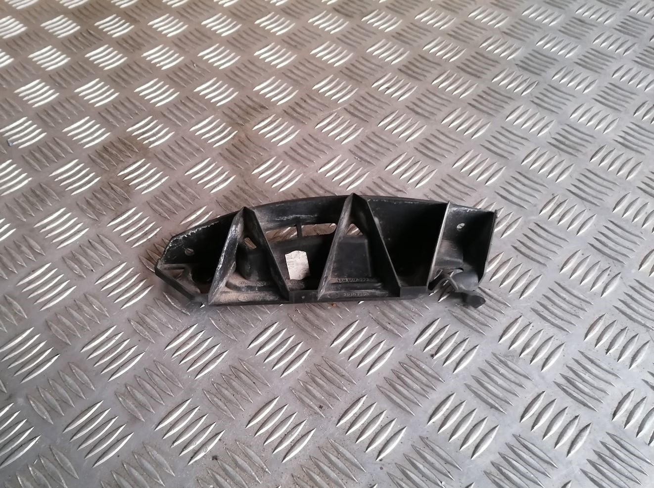 Aizmugurēja bufera kronšteins priekš SKODA OCTAVIA 2012 1 Aizmugurēja bufera kronšteins priekš SKODA OCTAVIA 2012