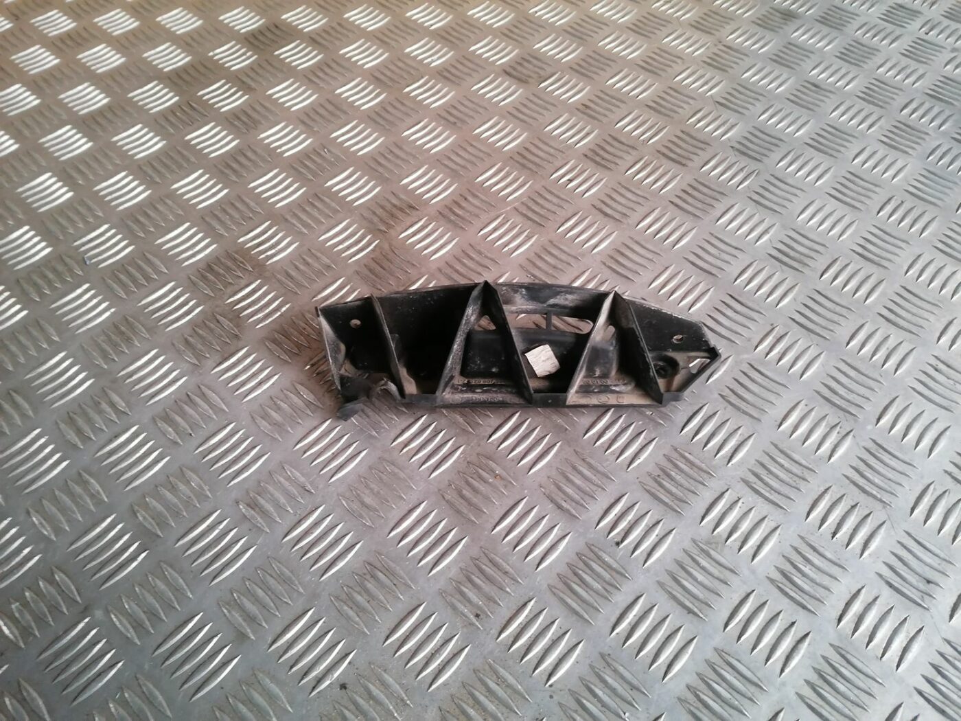 Aizmugurēja bufera kronšteins priekš SKODA OCTAVIA 2012