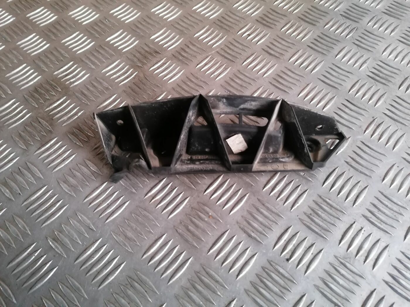 Aizmugurēja bufera kronšteins priekš SKODA OCTAVIA 2012