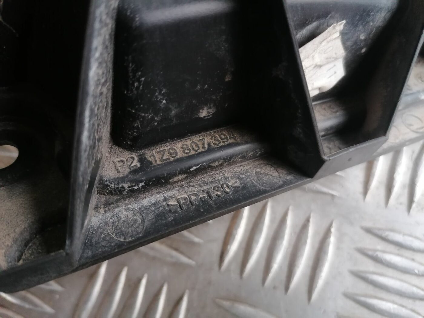 Aizmugurēja bufera kronšteins priekš SKODA OCTAVIA 2012